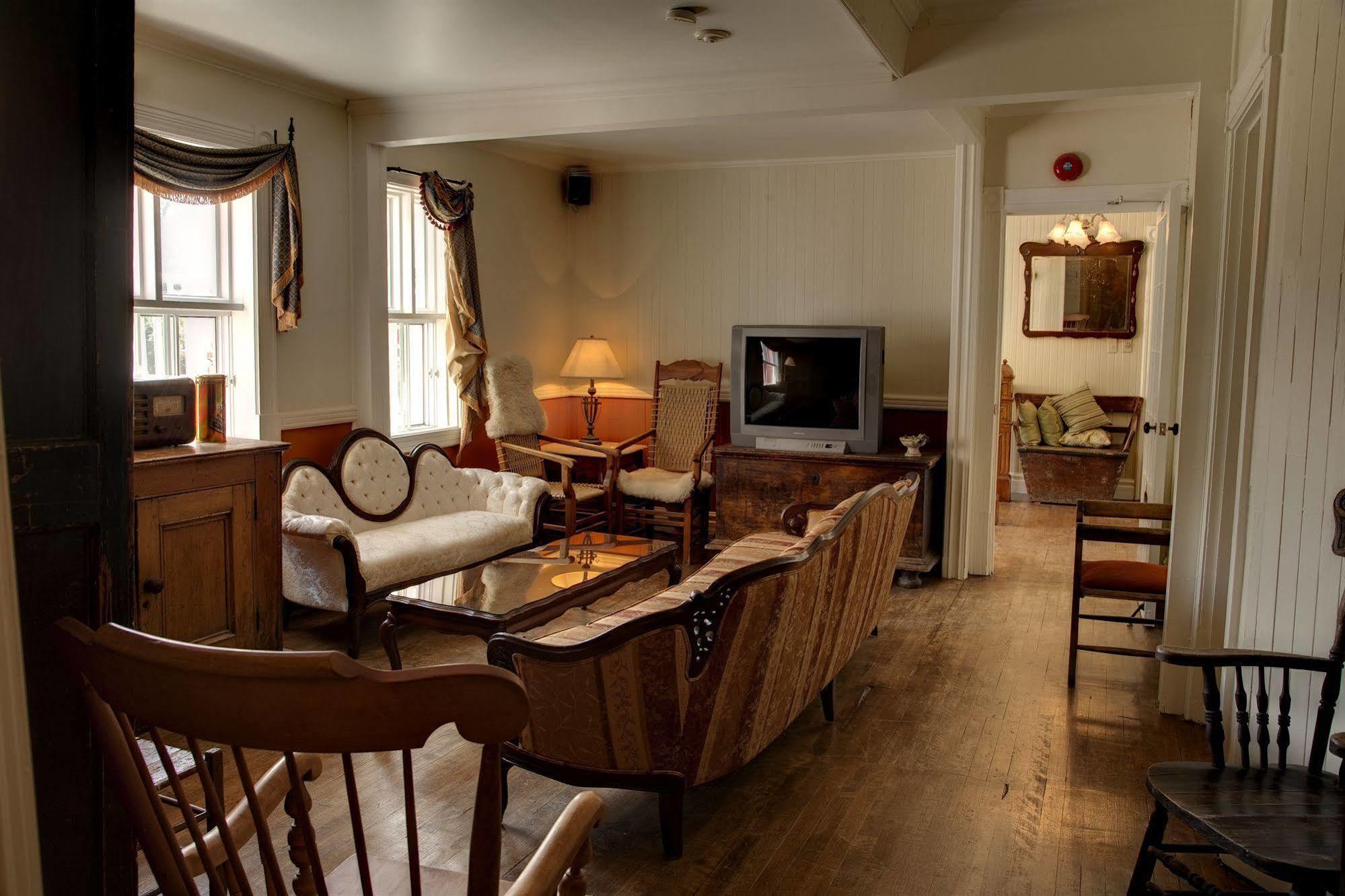 Auberge De La Tour Du Lac Sainte-Agathe-des-Monts Eksteriør billede